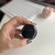 Imagen de auriculares inalámbricos Pro 6 negros Bluetooth en sus estuches de colores, junto a un teclado y una tablet.