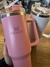 Vaso térmico Stanley The Adventure Quencher Tumbler color rosa, con tapa y diseño ergonómico.
