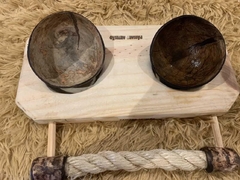 Plataforma Dupla com Comedouros de Coco Naturais e Sisal para Aves. - Pássaro Artesão