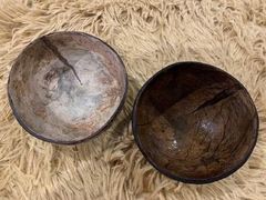 Plataforma Dupla com Comedouros de Coco Naturais e Sisal para Aves.