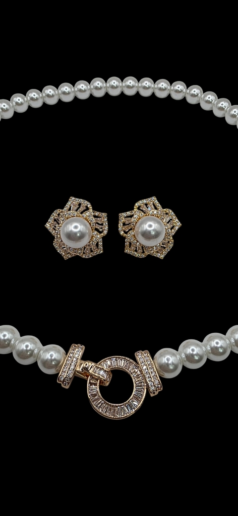 Brinco flor com pérola