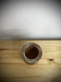MATE IMPERIAL DE ALGARROBO CINCELADO DE ALPACA - Yerbas Jb