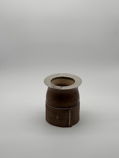 MATE CRIOLLO VIROLA CINCELADA C/APLIQUE URUGUAYO
