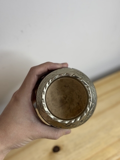 MATE TORPEDO CINCELADO CUERO CROCO C/BASE Y BOLITAS - Yerbas Jb