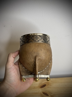 MATE IMPERIAL CUERO CRUDO V DE ALPACA CINCELADA en internet