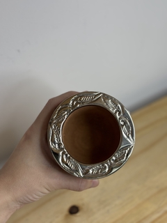 MATE IMPERIAL DE ALGARROBO CINCELADO DE ALPACA - Yerbas Jb