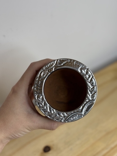 MATE CAMIONERO ALGARROBO PREMIUM DE ACERO CINCELADO - Yerbas Jb