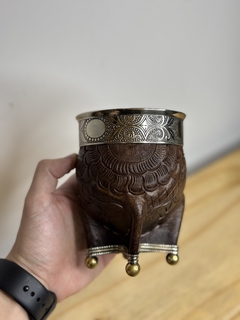 Imagen de MATE IMPERIAL ALPACA CINCELADA C/BASE Y BOLITAS CUERO LABRADO
