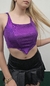 Top de corset en color púrpura brillante, con tirantes y diseño ajustado, combinado con una falda negra.