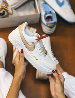 TÊNIS NIKE AIR FORCE REFLETIVO na internet