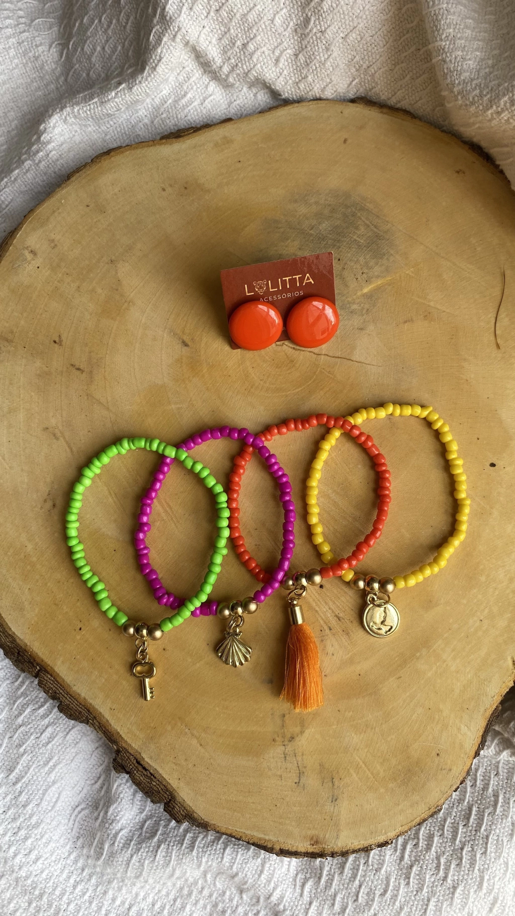 Conjunto brinco bola e pulseiras miçangas