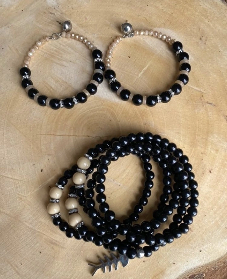 Conjunto argola e pulseiras miçanga