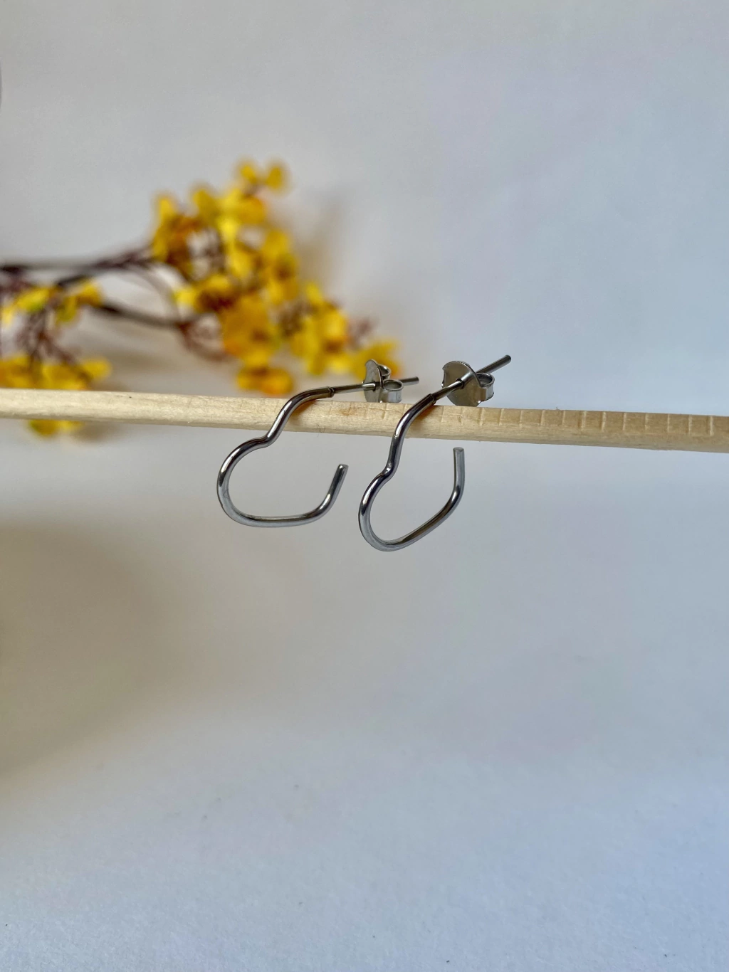 Argola mini coração aberto