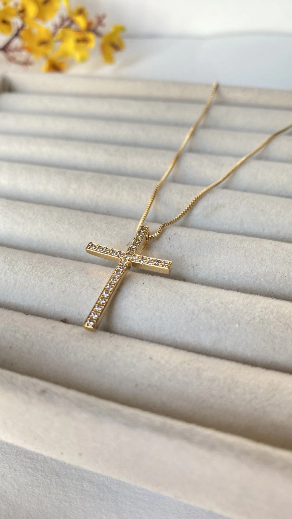 Colar cruz cravejado dourado