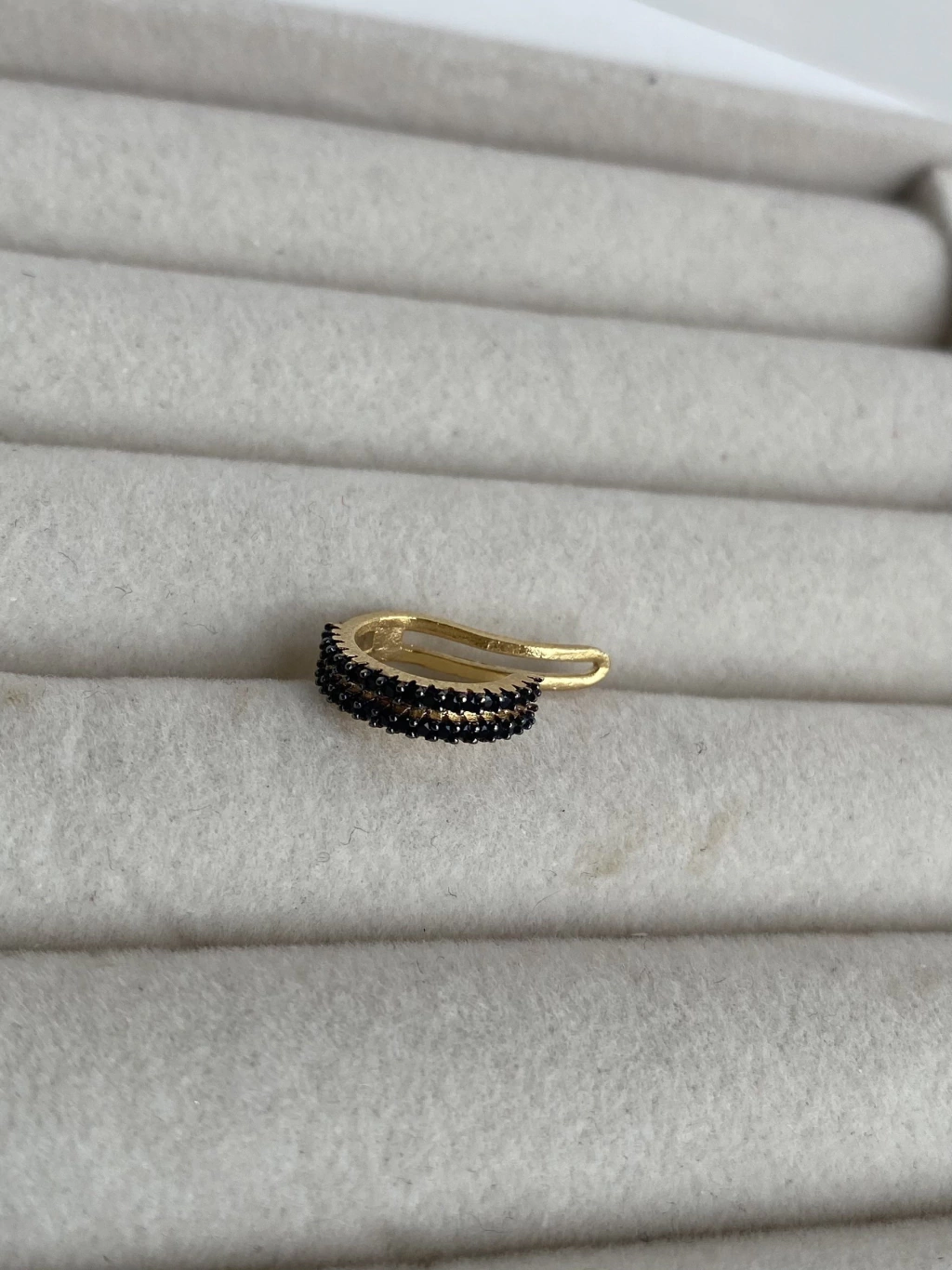 Piercing fake cravejado onix