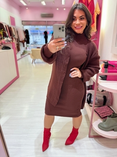 Conjunto vestido e cardigan marron na internet