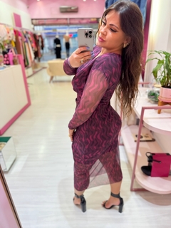 Vestido midi transpassado Mika bordo na internet