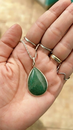 Pingente de pedra natural Quartzo Verde G em formato gota confeccionado em prata de lei 925. - comprar online