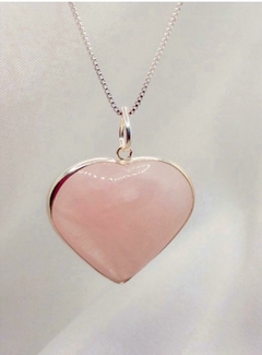 PINGENTE DE PEDRA NATURAL CORAÇÃO QUARTZO ROSA. - comprar online