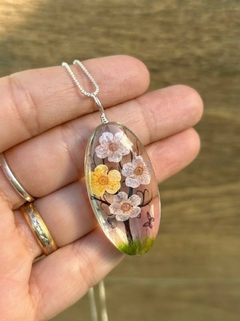 Cordão Orgonite Flores Rosa e amarelo com 45cm em Prata 925.