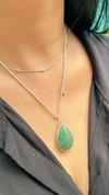 Pingente de pedra natural Quartzo Verde G em formato gota confeccionado em prata de lei 925.