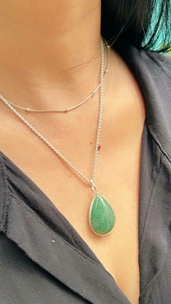 Pingente de pedra natural Quartzo Verde G em formato gota confeccionado em prata de lei 925.