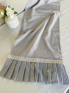 Camino de mesa gris con volados a rayas - RUNNA DECO