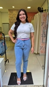 Calça MOM Jeans Claro Marmorizado Bolso Faca - comprar online