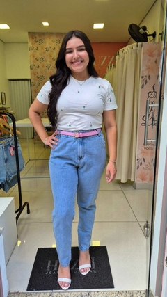Calça MOM Jeans Claro Marmorizado Bolso Faca - comprar online