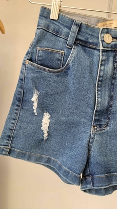Short Jeans Médio com Lycra e Rasgadinhos - comprar online