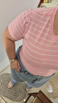 T-shirt Listrada Risca de Giz Rosa Bebê - Huzzi Jeans