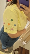 T-shirt Bordada Florzinhas Coloridas na Manga - comprar online