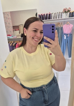 T-shirt Bordada Florzinhas Coloridas na Manga na internet