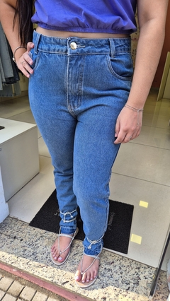 Calça MOM Jeans Médio Barra Desfeita - Huzzi Jeans