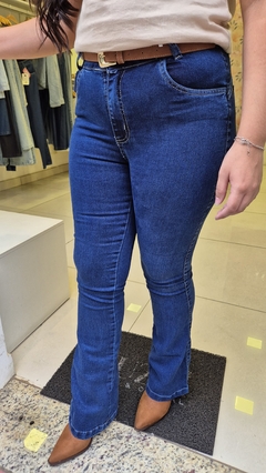 Calça Flare Jeans Escuro Lisa Barra Normal na internet