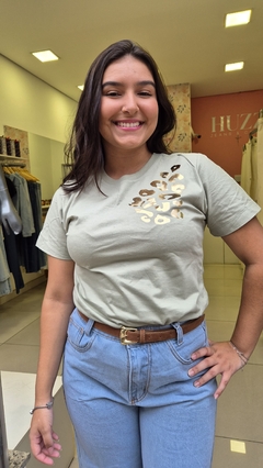 T-shirt Verde Folha Seca Estampa Onça Foil na internet