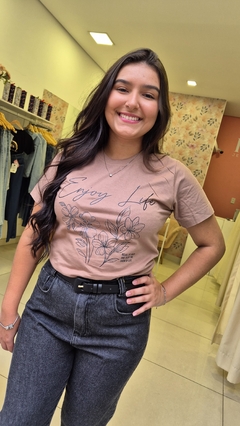 T-shirt Marrom Mink Estampa Enjoy Life na internet