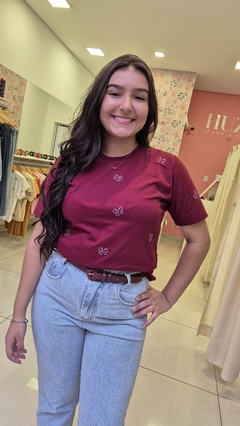 T-shirt Bordô Estampa Lacinhos - comprar online
