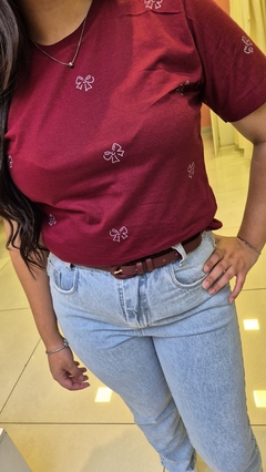 T-shirt Bordô Estampa Lacinhos na internet