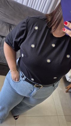 T-shirt Preta Bordada Margaridinhas na internet