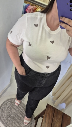 T-shirt Off Estampada Coraçõeszinhos Onça na internet