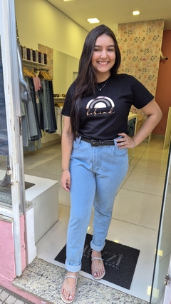 T-shirt Preta Estampa Foil Arco-Íris - Huzzi Jeans
