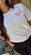 T-shirt Off Bordada Flor Rosa Frente e Costas - comprar online