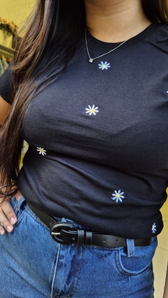 T-shirt Preta Bordada Margaridinhas - loja online