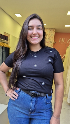 T-shirt Preta Bordada Margaridinhas - Huzzi Jeans