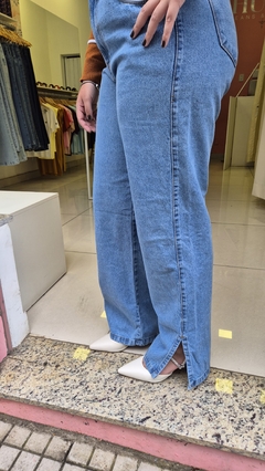 Calça Wide Leg Jeans Médio Marmorizada com Fenda - Huzzi Jeans