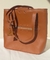 Bolsa feminina de ombro AURÉLIA em couro legítimo.