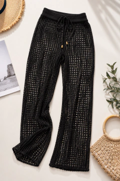 Calça preta de tricô com modelo aberto e cordão na cintura, estilo praia