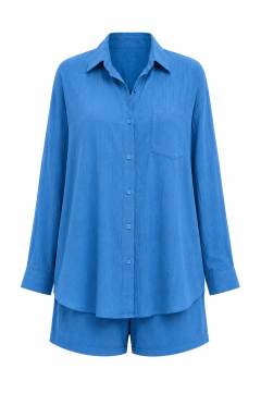 Camisa do Conjunto Aurora Mare Mio na cor azul em fundo branco, evidenciando a modelagem soltinha e o caimento impecável.