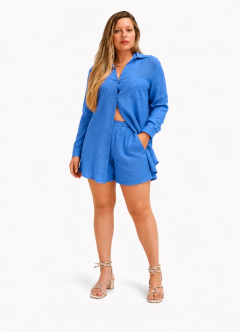 Modelo usando o Conjunto Aurora Mare Mio na cor azul, ideal para compor looks modernos e sofisticados.